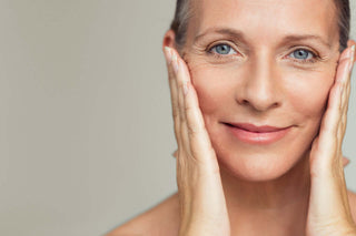 femme ménopause qui sourit meilleur complément alimentaire peau ménopause 