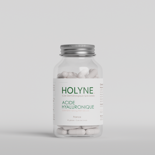 Bouteille transparente contenant des gélules d'acide hyaluronique HOLYNE, pour compléter une routine de soins dermatologiques spécialisés